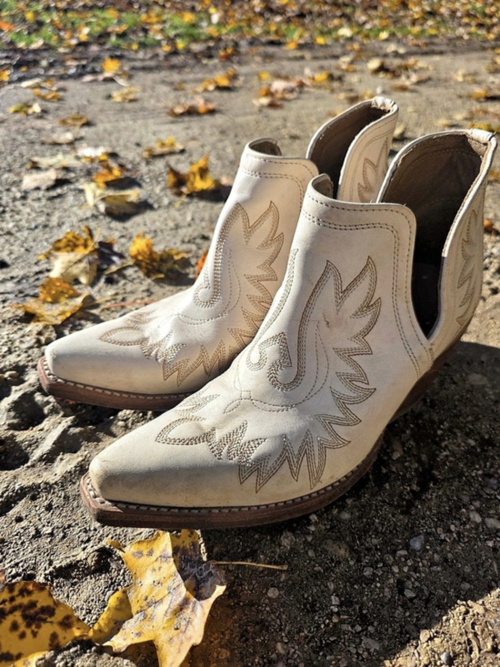 Ariat Dixon Bootie - Blanca - Pointed-Toe Western Ankle Boots
